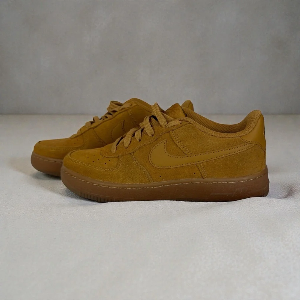 Youth Big Kids Boys Nike Air Force 1 LV8-Size 5.5 - Picture 1 of 6